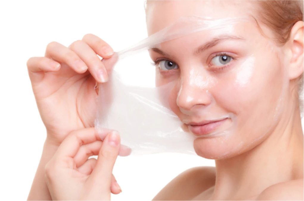 Máscara de peeling sendo removida da pele do rosto